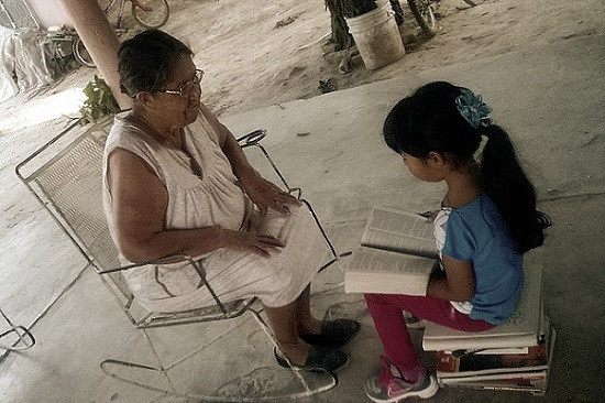 800px Lectura a la abuela
